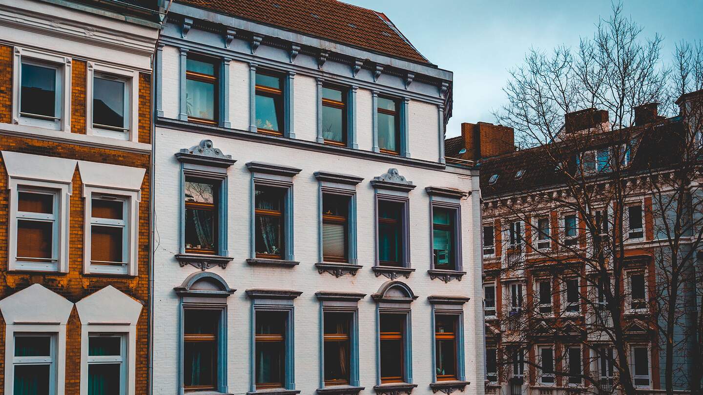 Fassaden von Haeusern im Schanzenviertel in Hamburg | © Gettyimages.com/Robert Herhold