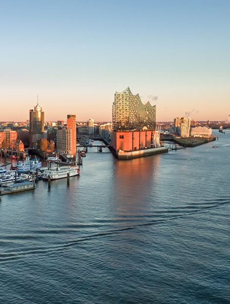 Weiter Panorama-Drohnenblick über den Fluss Elbe in Hamburg  | © Gettyimages.com/Jonas Weinitschke