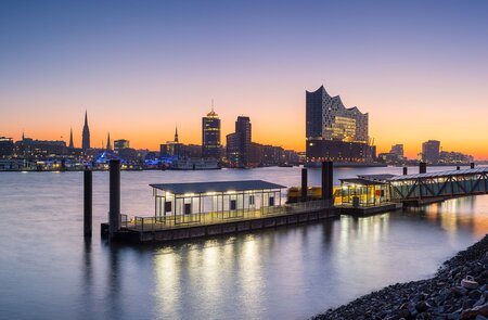 Blick über die Elbe in Hamburg Deutschland. Der Hamburger Hafen am Morgen mit einigen der berühmten Wahrzeichen im Hintergrund. | © Gettyimages.com/mf-guddyx