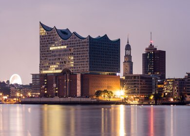 Elbphilharmonie Hamburg bei Anbruch der Dunkelheit | © Gettyimages.com/Fabian Wentzel