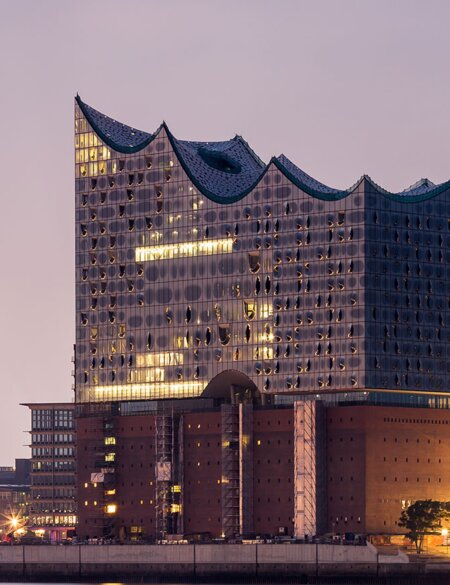Elbphilharmonie Hamburg bei Anbruch der Dunkelheit | © Gettyimages.com/Fabian Wentzel