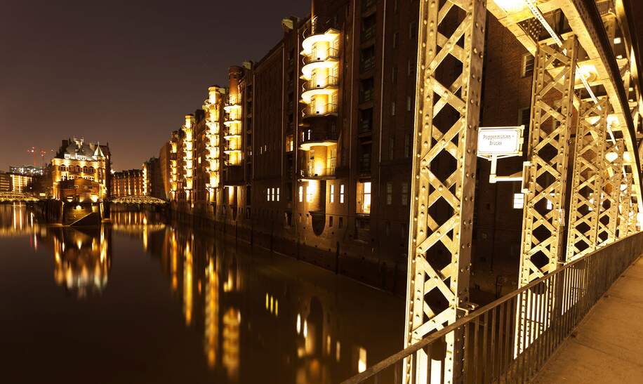 Hamburger Speicherstadt beleuchtet bei Nacht | © Gettyimages.com/Thomas Fluegge
