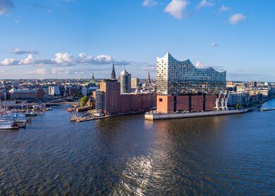 Luftaufnahme ueber der Elbe auf die Hamburger Skyline und Elbphilharmonie | © Gettyimages.com/golero