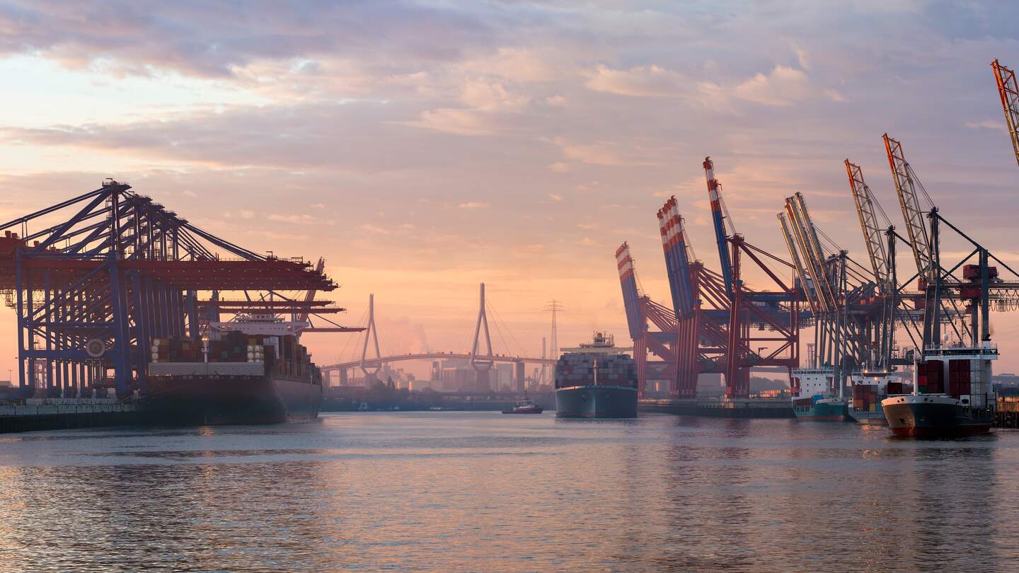 Hamburger Hafen Container-Terminal bei Sonnenuntergang | © Gettyimages.com/mf-guddyx