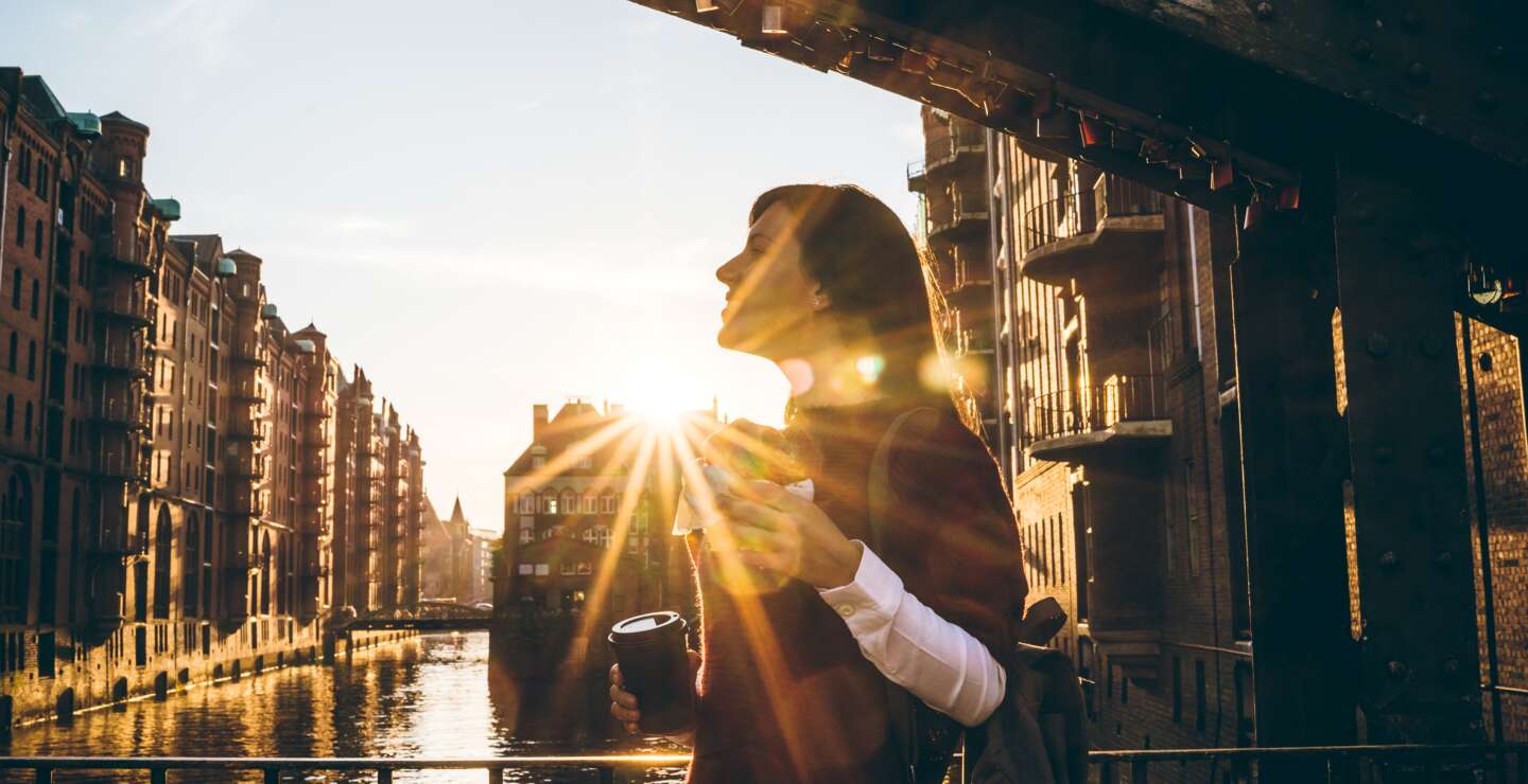 Frau in der Speciherstadt von Hamburg bei Sonnenschein | © Gettyimages.com/urbazon