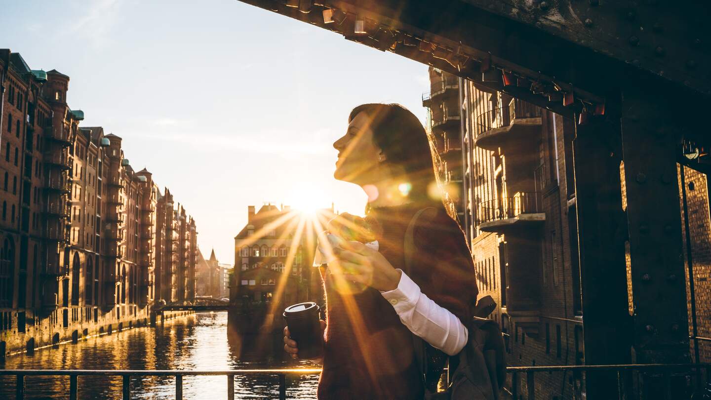 Frau in der Speciherstadt von Hamburg bei Sonnenschein | © Gettyimages.com/urbazon