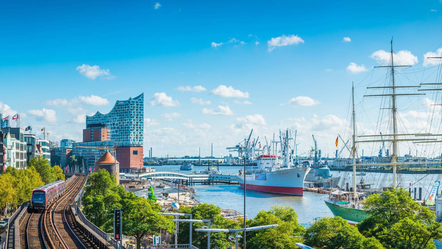 Panoramablick über die Uferpromenade im Zentrum Hamburgs, von den Landungsbrueckenvillen ueber das ikonische Gebaeude der Elbphilharmonie bis zu den Schiffen im geschaeftigen Hafen des Hamburger Hafens | ©  Gettyimages.com/fotoVoyager