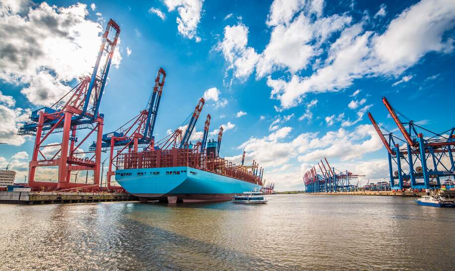 Hafen von Hamburg mit rot und blauen Kraenen auf dem Wasser | © Gettyimages.com/Paul Siepker