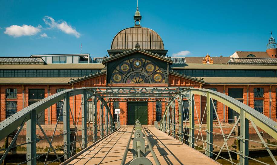 Der Hamburger Fischauktionshalle am Fischmarkt von Aussen | © Gettyimages.com/Sabine Wagner