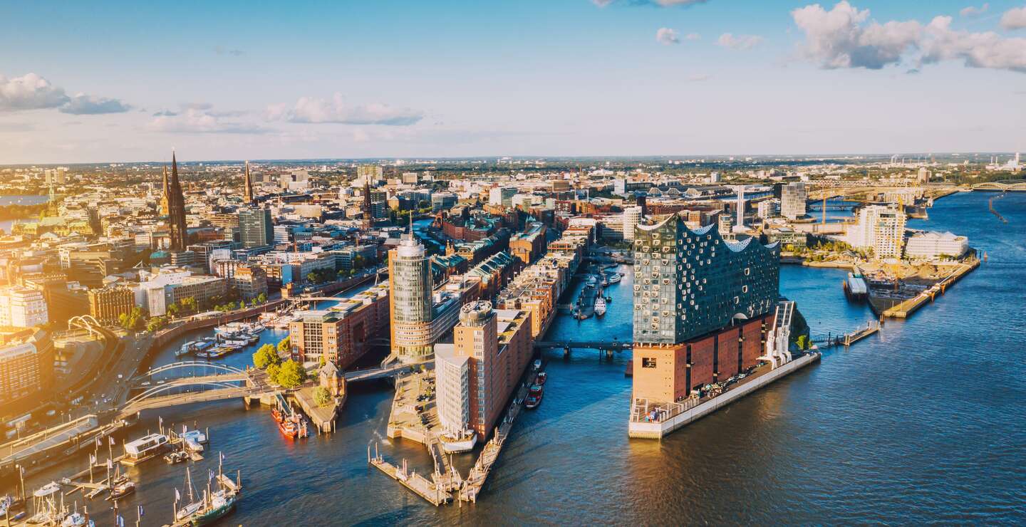 Luftaufnahme der Hamburger Hafenstadt ueber dem blauen Hafen  | © Gettyimages.com/Nikada