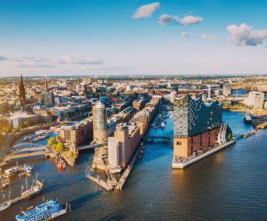 Luftaufnahme der Hamburger Hafenstadt ueber dem blauen Hafen  | © Gettyimages.com/Nikada