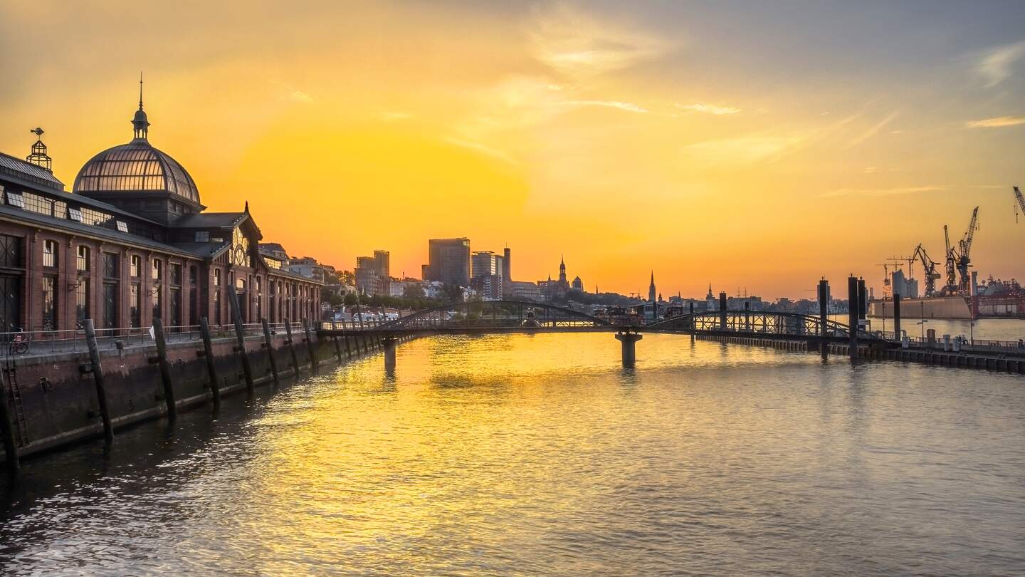 Seitenansicht vom Hamburger Fischmarkt bei Sonnenaufgang  | © Gettyimages.com/Stefan Kunert