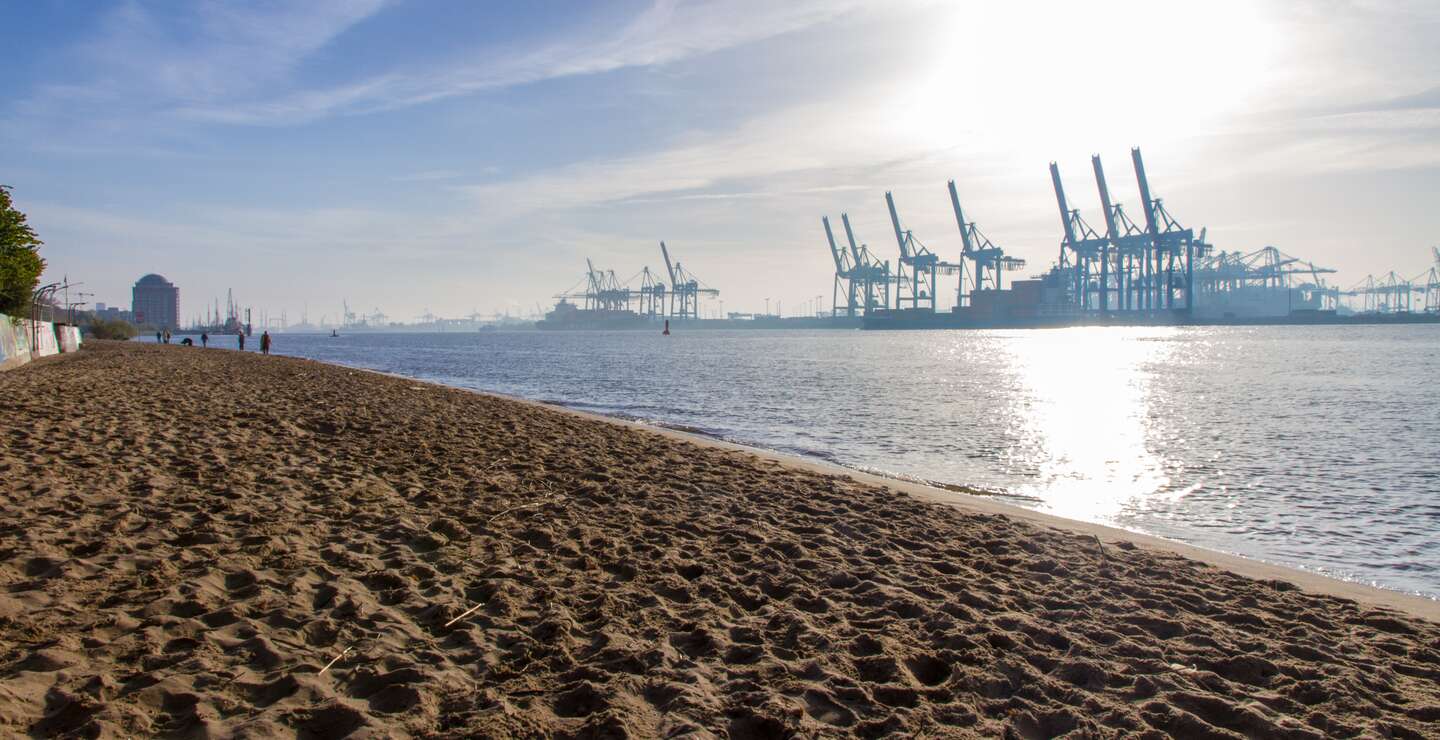 ontainerbruecken auf der Elbe im Hamburger Hafen in den Morgenstunden kurz nach Sonnenaufgang | © gettyimages.com/LosLarsos