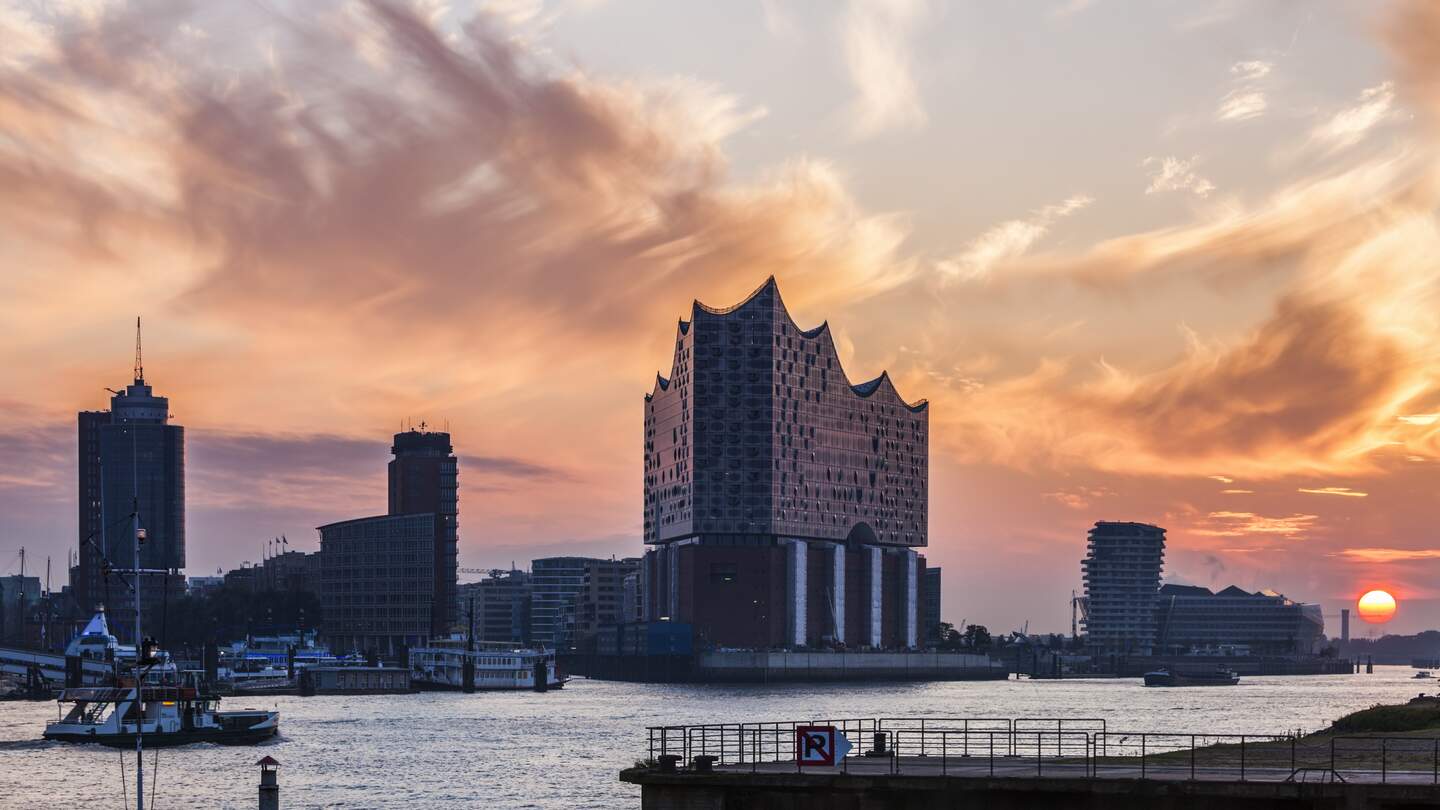 Elbphilharmonie in der modernen HafenCity  von Hamburg bei Sonnenaufgang | © Gettyimages.com/benkrut