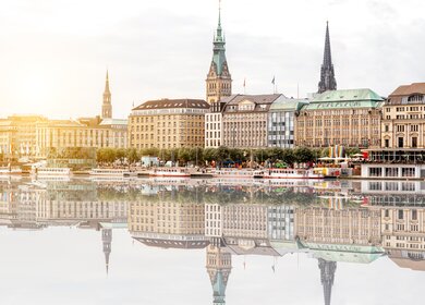 Uferansicht mit Rathaus und Kirchturm in der Altstadt von Hamburg  | © gettyimages.com/RossHelen