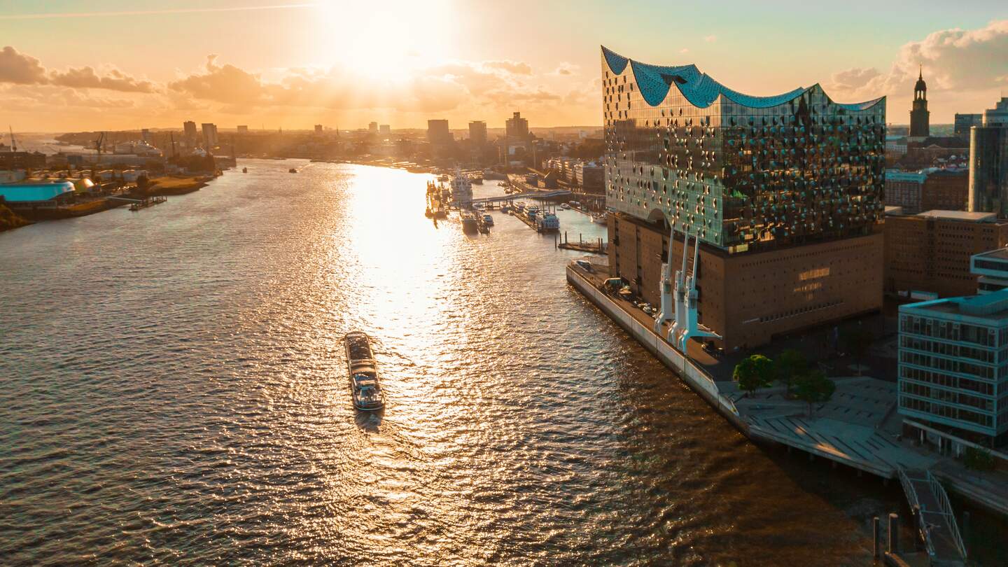 Luftaufnahme vom Wasser auf der Hamburger Hafenstadt mit der Elbphilharmonie zur goldenen Stunde | © Gettyimages.com/golero