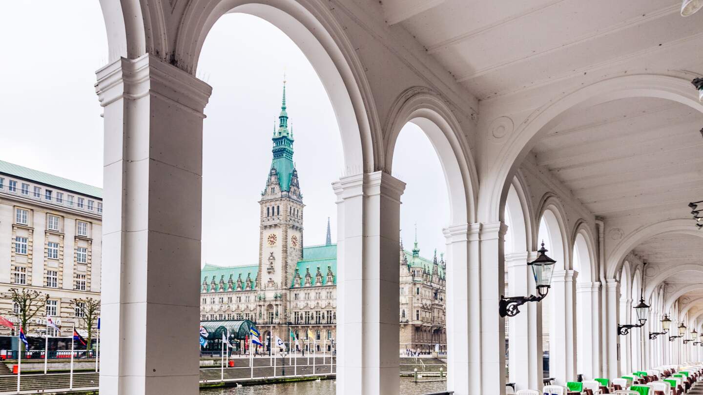 Blick von der Alsterarkaden auf das Rathaus der Stadt Hamburg | © gettyimages.com/ezypix