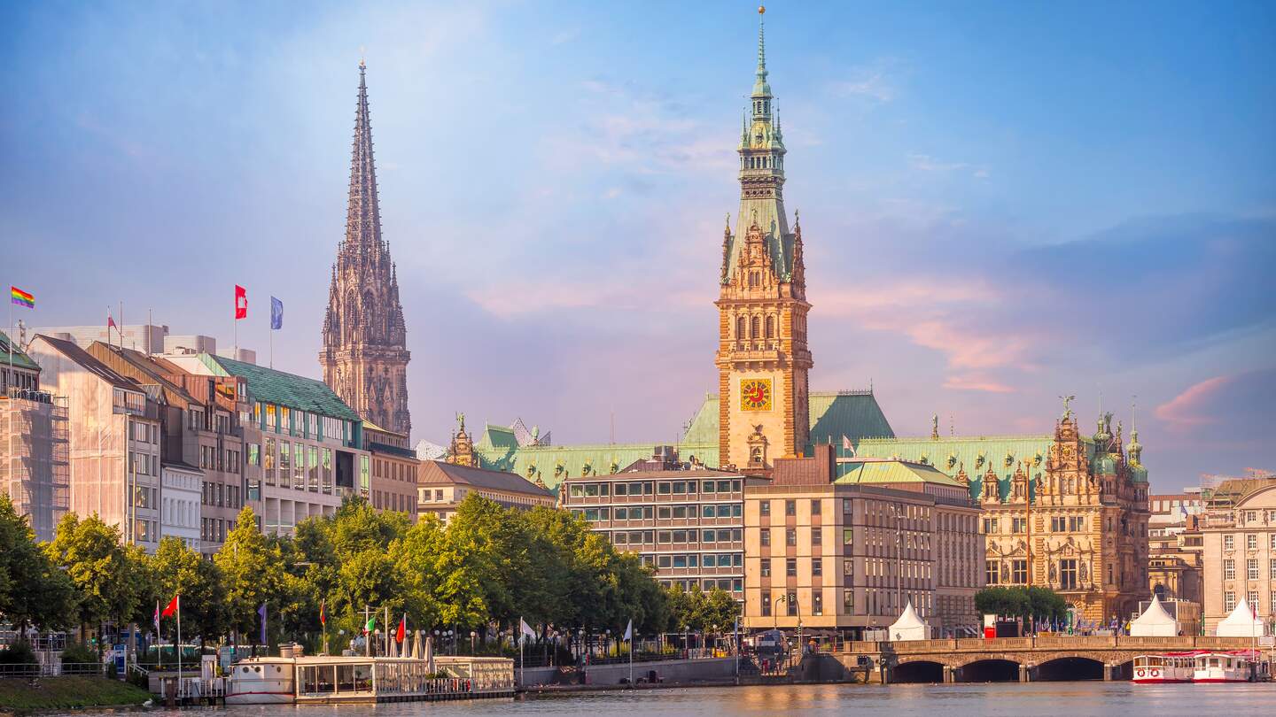 bunter rosa Sonnenuntergang  Blick auf die Innenstadt mit Rathaus | © gettyimages.com/Kisa_Markiza