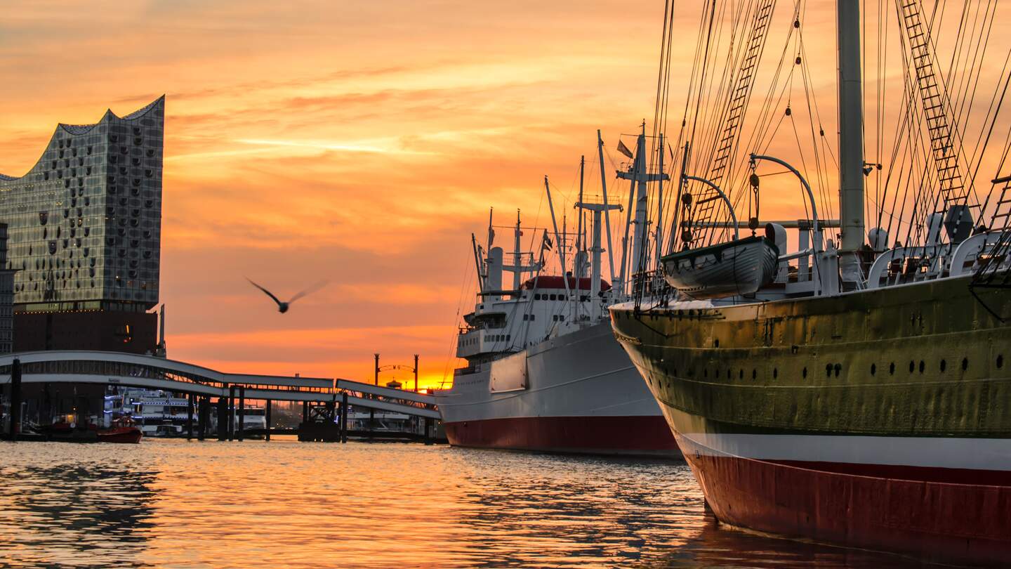 Die Elphi zwischen alten Schiffen im Hamburger Hafen | © gettyimages.com/DominikFrings