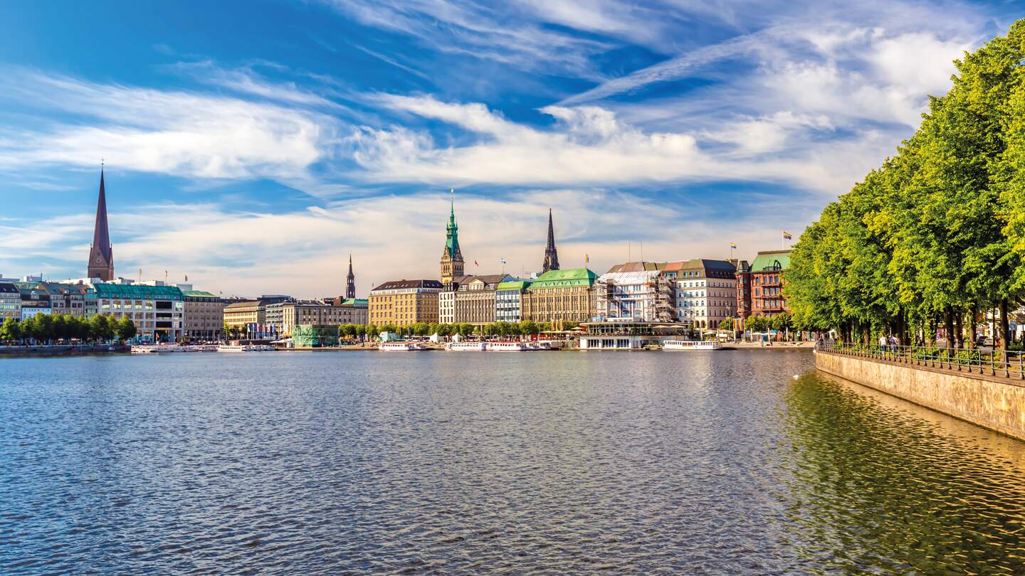 Schöne Aussicht auf die Stadt Hamburg von der Binnenalster. | © gettyimages.com/querbeet