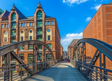 Beruehmte alte Speicherstadt in Hamburg, gebaut mit roten Backsteinen | © Gettyimages.com/travelview