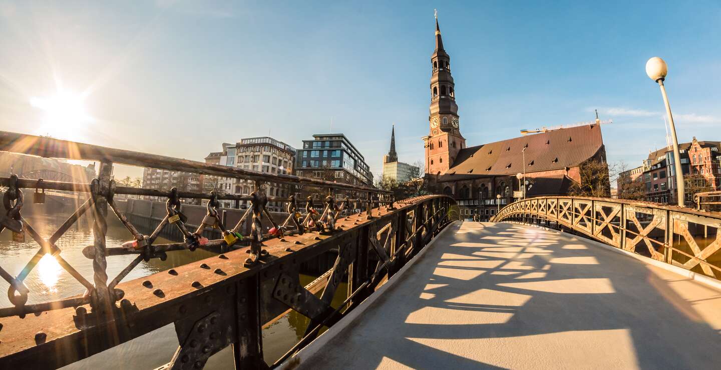 Blick auf die Kirche Sankt Catharina in Hamburg | © gettyimages.com/MDBrockmann