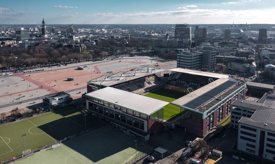 Fruehlingsaufnahme ueber dem Heiligengeistfeld und dem Millerntor-Stadion, dem Heimstadion des FC St. Pauli | © Gettyimages.com/taranchic