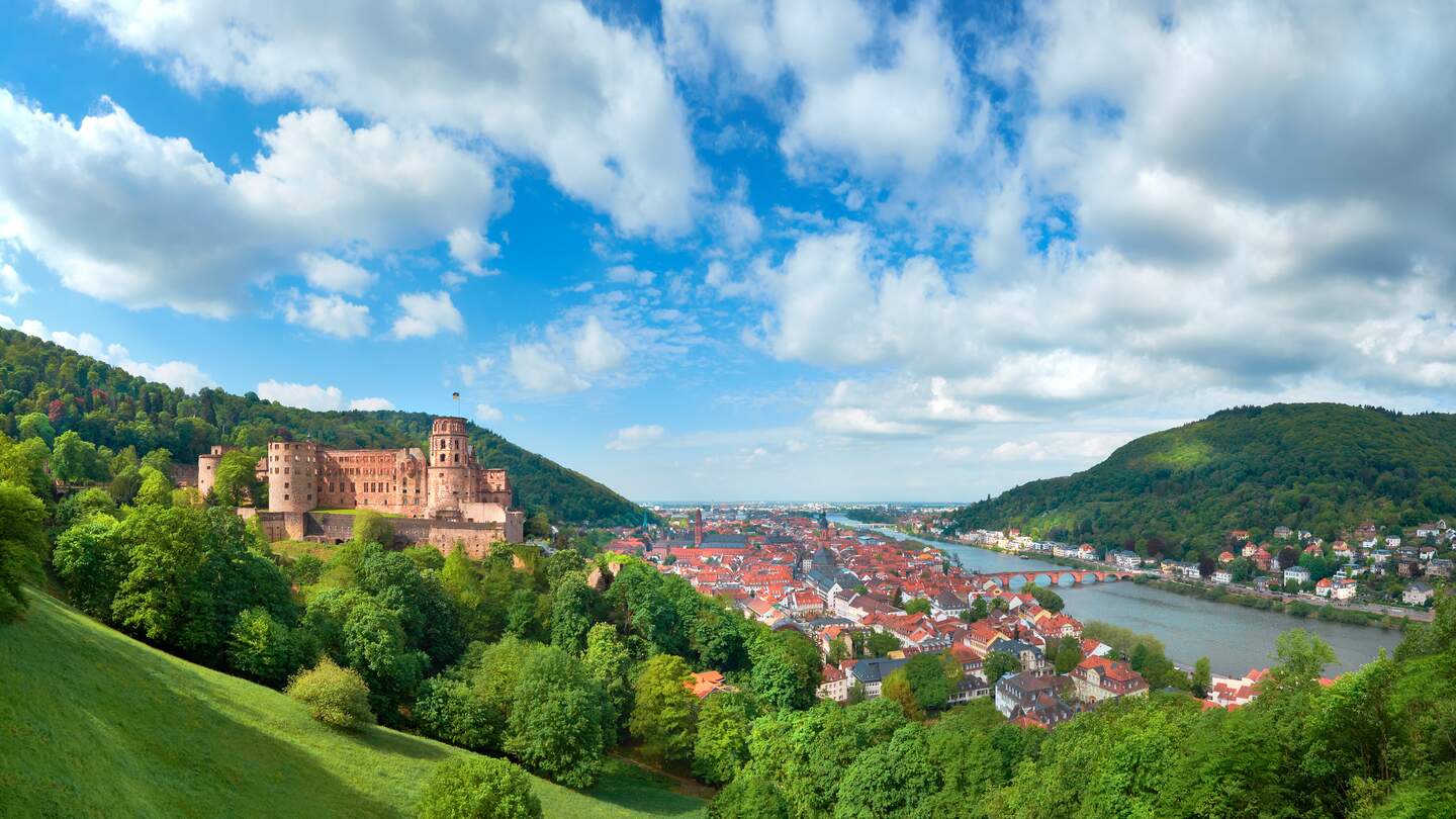 Heidelberger Stadt in Deutschland und Ruine des Heidelberger Schlosses im Fruehling | © Gettyimages.com/anyaivanova