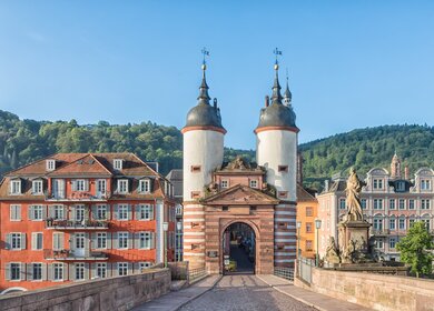 Altes Brueckentor an der Karl-Theodor-Bruecke in Heidelberg | © Gettyimages.com/bbsferrari