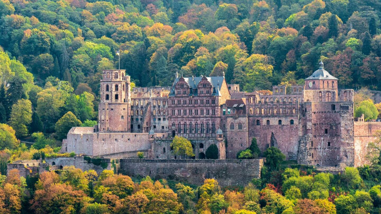 Blick auf das Heidelberger Schloss im Herbst mit bunt gefärbten Baeumen | © Pixabay.com/Heidelbergerin