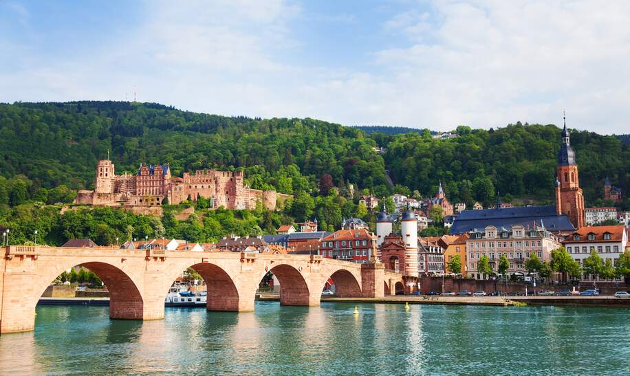 Blick auf die Karl-Theodor-Bruecke in Heidelberg | © Gettyimages.com/SerrNovik