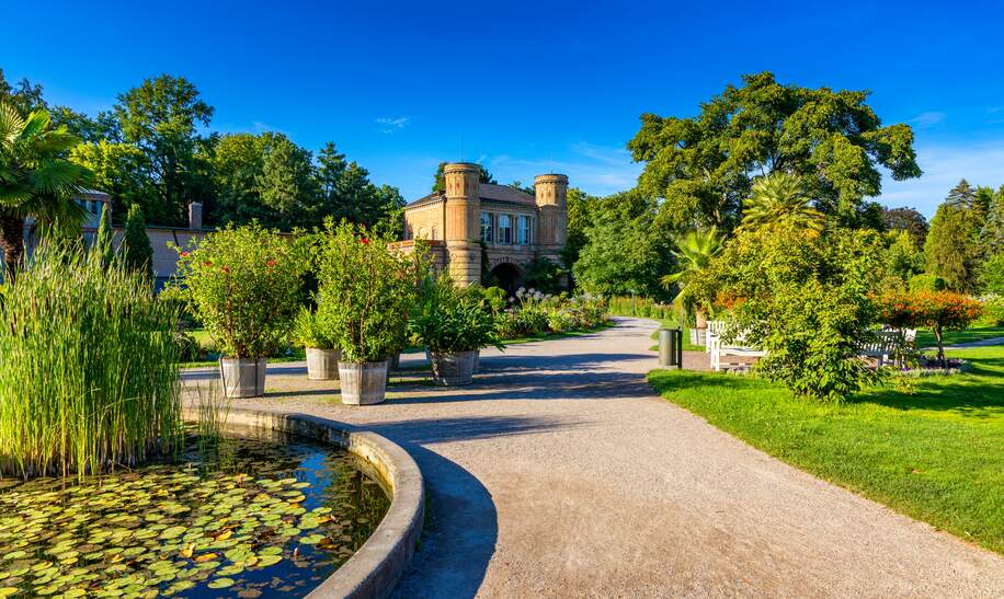 Botanischer Garten in Karslruhe bei Sonnenschein und blauem Himmel | © Gettyimages.com/DaLiu