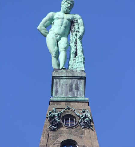 Herkulesstatue mit blauem Himmel im Hintergrund in Kassel | © Gettyimages.com/hadot