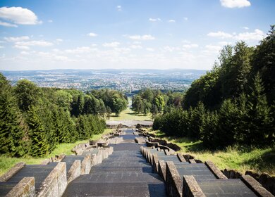 Blick von die Wasser-Spielen im UNESCO-Welterbe Bergpark Wilhelmshoehe hinab auf Kassel | © Gettyimages.com/alex_bendea