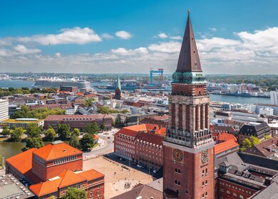 Das Rathaus von Kiel im Sommer als Luftaufnahme | © Gettyimages.com/taranchic