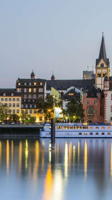 Blick über die Mosel auf die Altstadt vor Koblenz am Abend it beleuchteten Haeusern | © Gettyimages.com/bramvanmaas