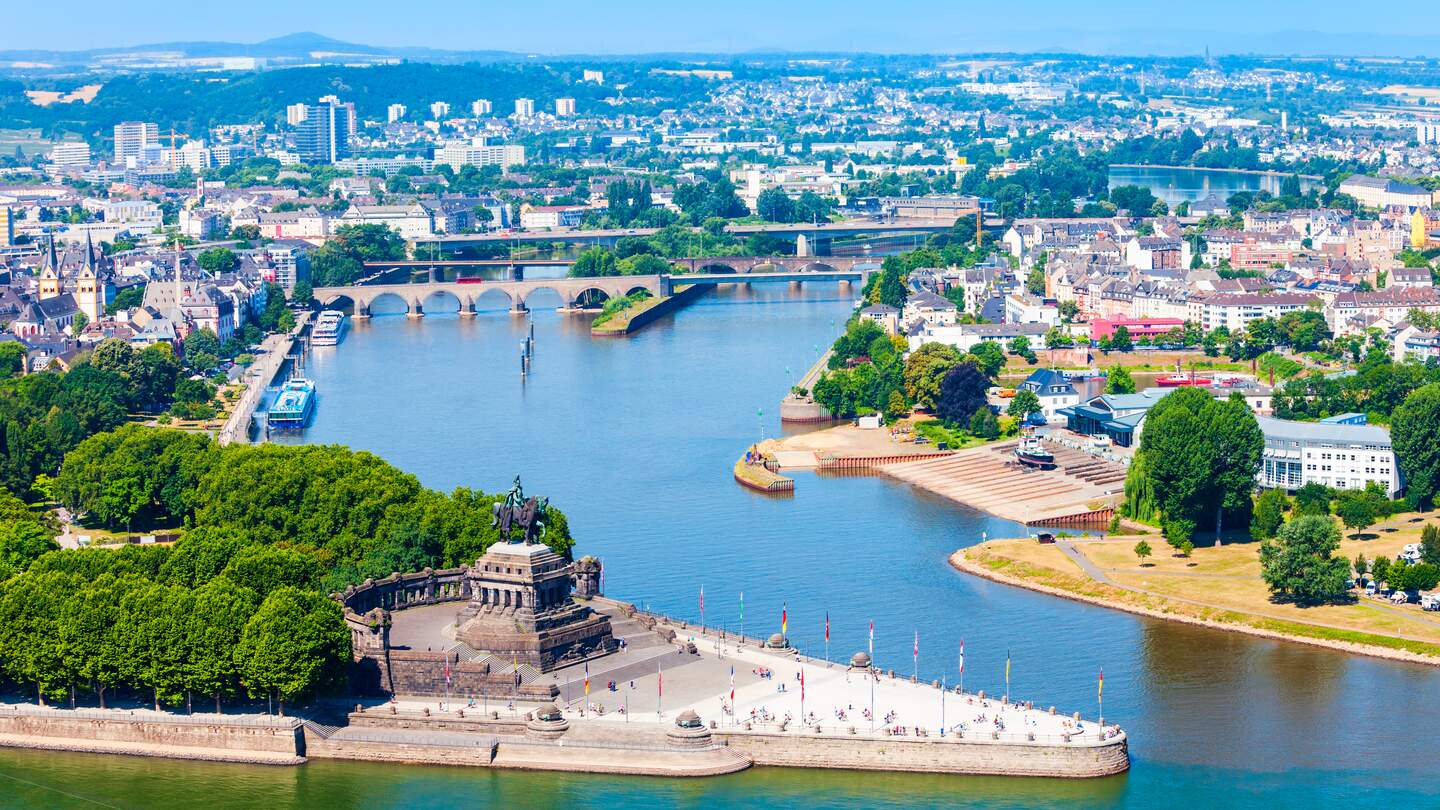 Stablick auf das Deutsche Eck in Koblenz mit der Mosel und dem Rhein | © Gettyimages.com/saiko3p