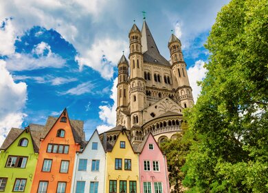 Kirche Groß St. Martin mit einzigartigen bunten Häusern in der Kölner Altstadt | © Gettyimages.com/chris-mueller