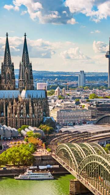 Luftaufnahme von Köln im Frühjahr mit dem Kölner Dom und der Hohenzollernbrücke im Vordergrund | © Gettyimages.com/sborisov