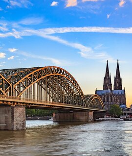 Blick auf Koelner Dom und Hohenzollernbruecke bei Sonnenunergang | © Gettyimages.com/Noppasin
