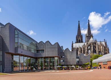 Das Museum Ludwig fuer moderne Kunst in Koeln mit Koelner Dom | © Gettyimages.com/travelview