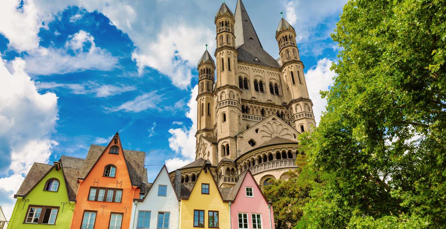 Kirche Groß St. Martin mit einzigartigen bunten Häusern in der Kölner Altstadt | © Gettyimages.com/chris-mueller