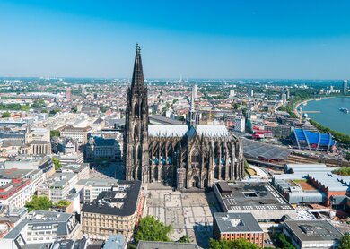 Luftaufnahme mit Blick auf den alten katholischen Dom und den Musical Dome in Köln | © Gettyimages.com/jotily