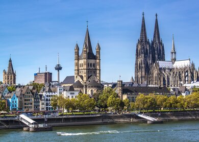 Luftaufnahme über dem Rhein in Köln mit Blick auf die Altstadt und den Kölner Dom | © Gettyimages.com/SeanPavonePhoto