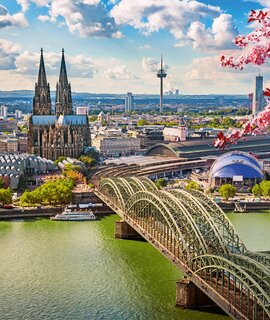 Luftaufnahme von Köln im Frühjahr mit dem Kölner Dom und der Hohenzollernbrücke im Vordergrund | © Gettyimages.com/sborisov