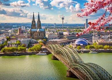 Luftaufnahme von Köln im Frühjahr mit dem Kölner Dom und der Hohenzollernbrücke im Vordergrund | © Gettyimages.com/sborisov