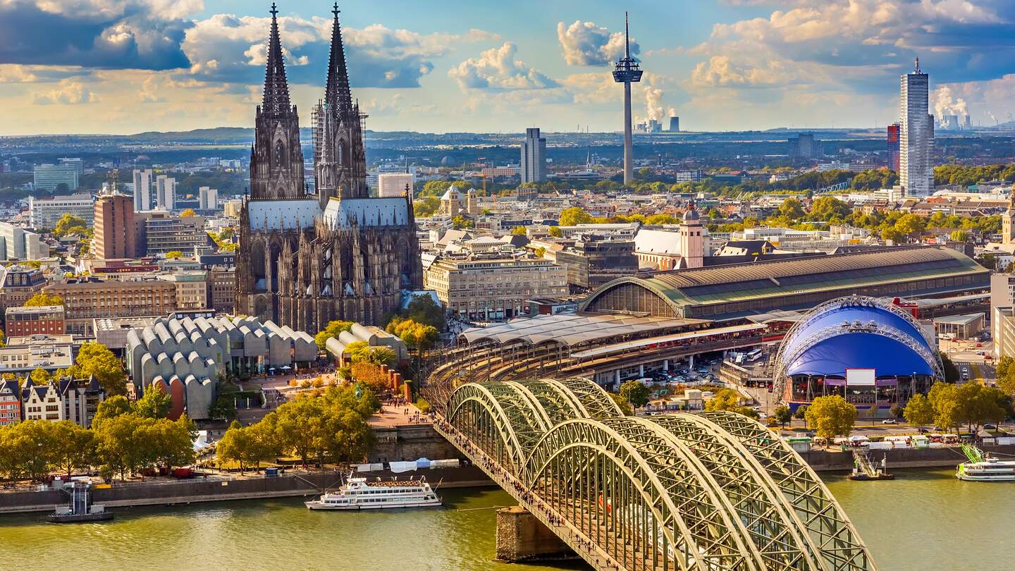 Luftaufnahme ueber dem Rhein mit Blick auf den Dom und die Hohenzollernbruecke in Koeln | © Gettyimages.com/sborisov