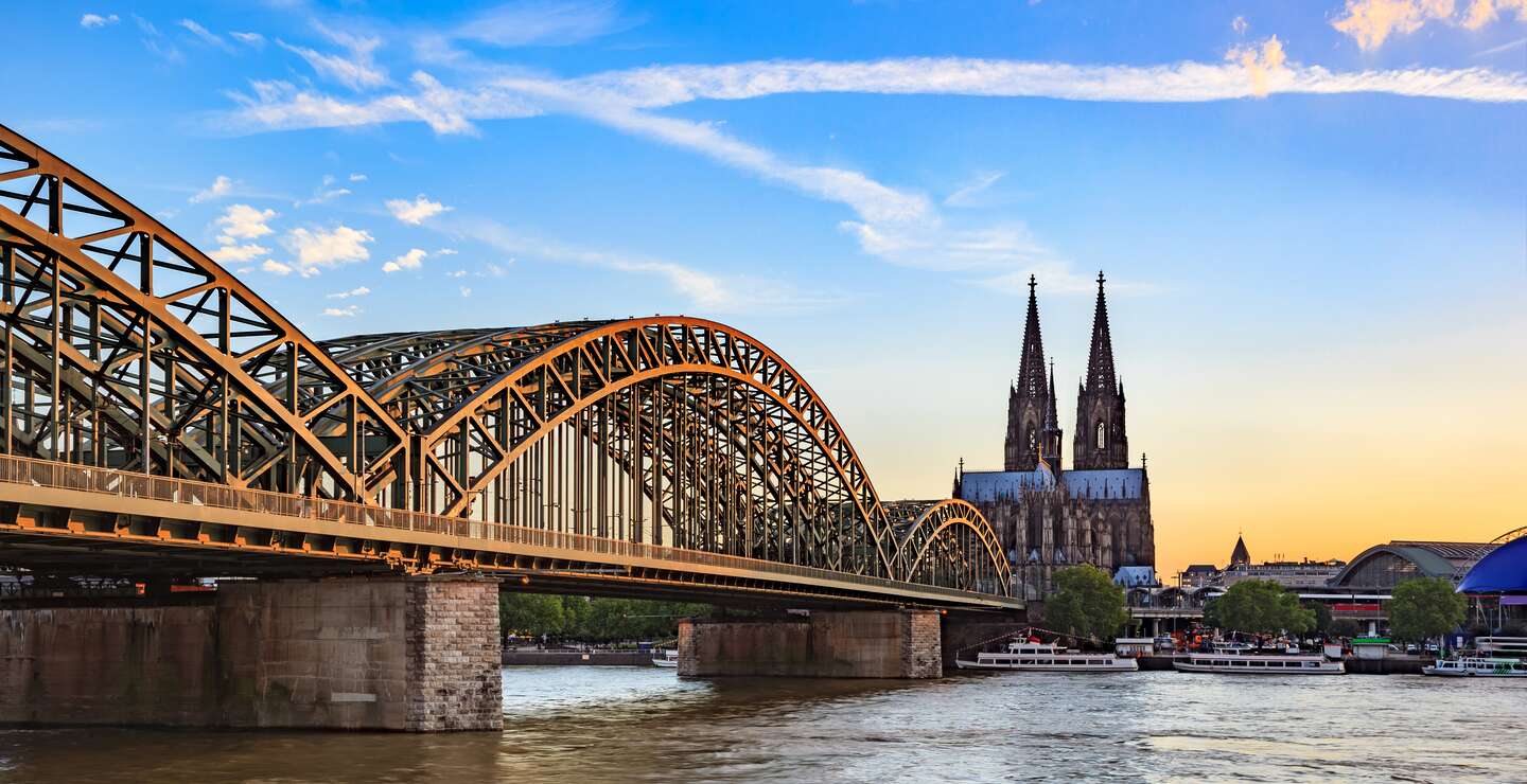 Blick auf Koelner Dom und Hohenzollernbruecke bei Sonnenunergang | © Gettyimages.com/Noppasin