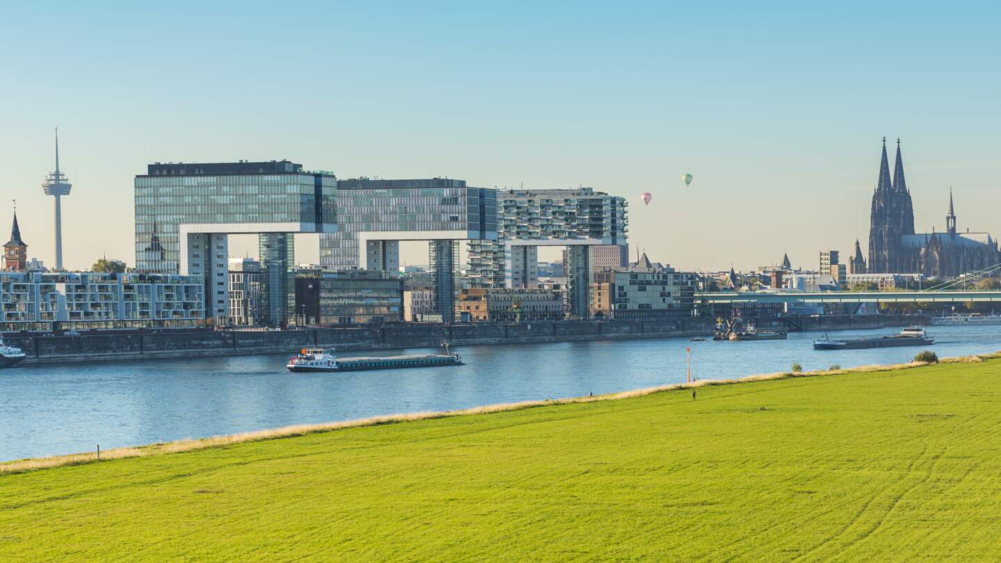 Skyline der Kranhaeuser und des Koelner Doms am Rheinauhafen | © Gettyimages.com/rclassenlayouts