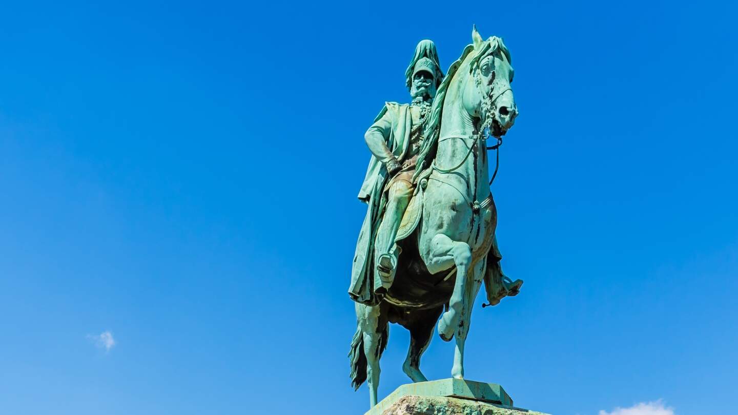 Denkmal von Wilhelm dem I. in der Naehe der Hohenzollernbruecke und des Koelner Doms in der Stadt Koeln | © Gettyimages.com/rclassenlayouts